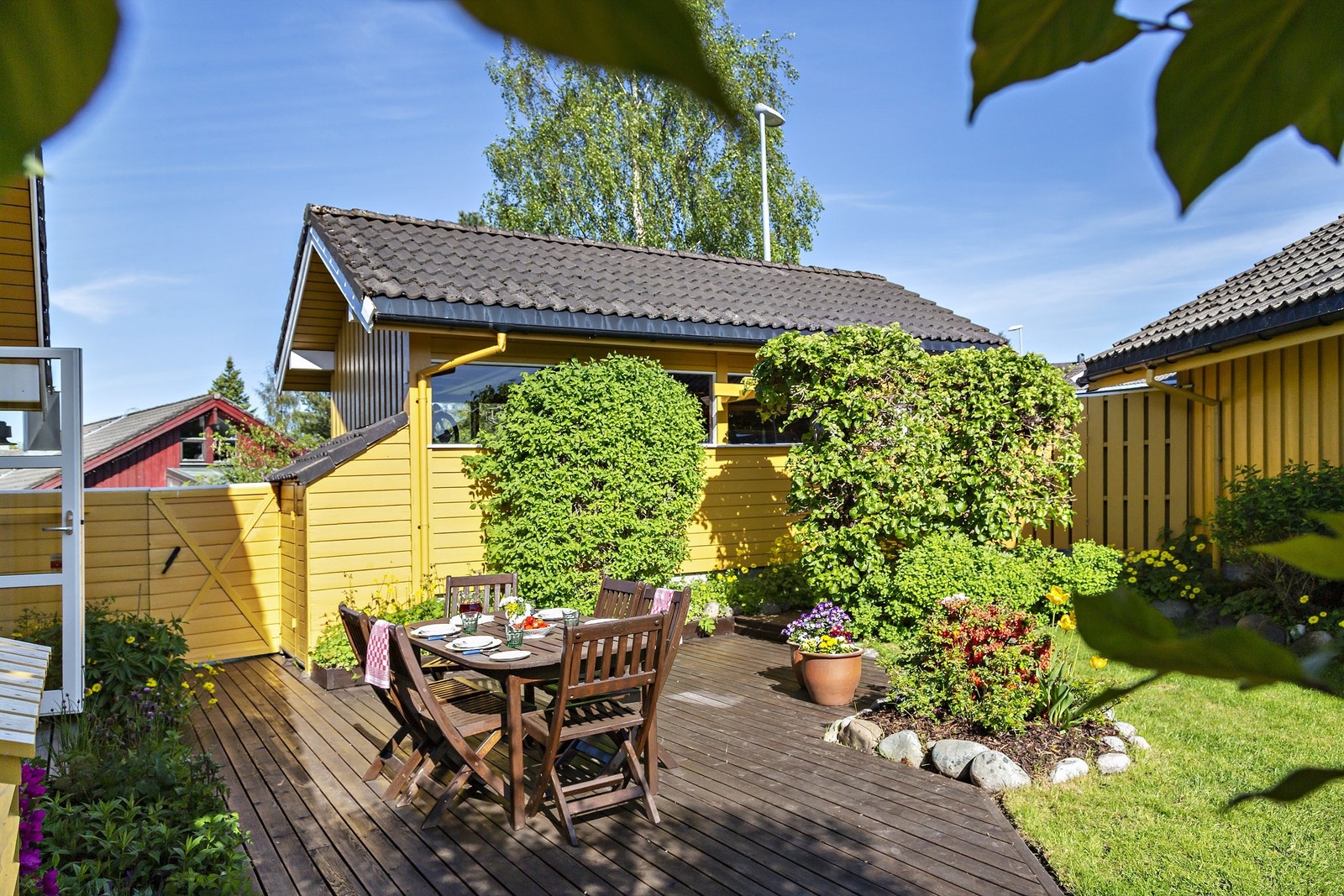 Privat hage med fantastisk atmosfære. Solrikt i skjermede omgivelser. Helt uten innsyn. Galleribilde