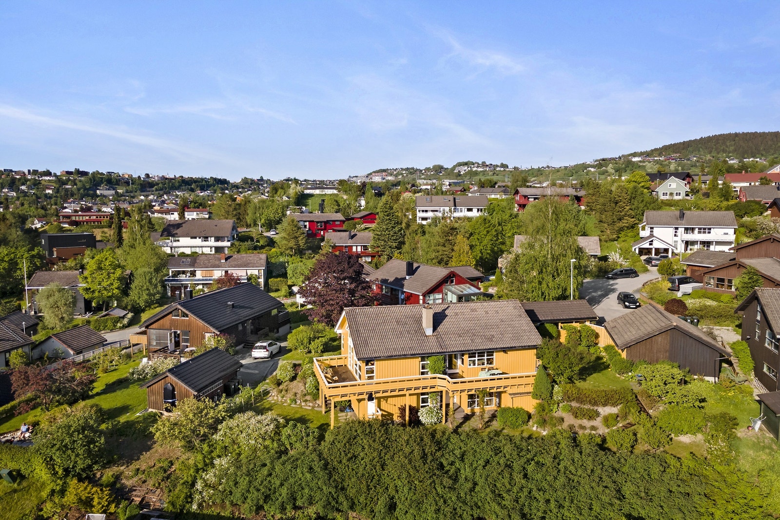 Sentralt beliggende i stille og rolige omgivelser i enden av blindvei. Svært barnevennlig. Galleribilde
