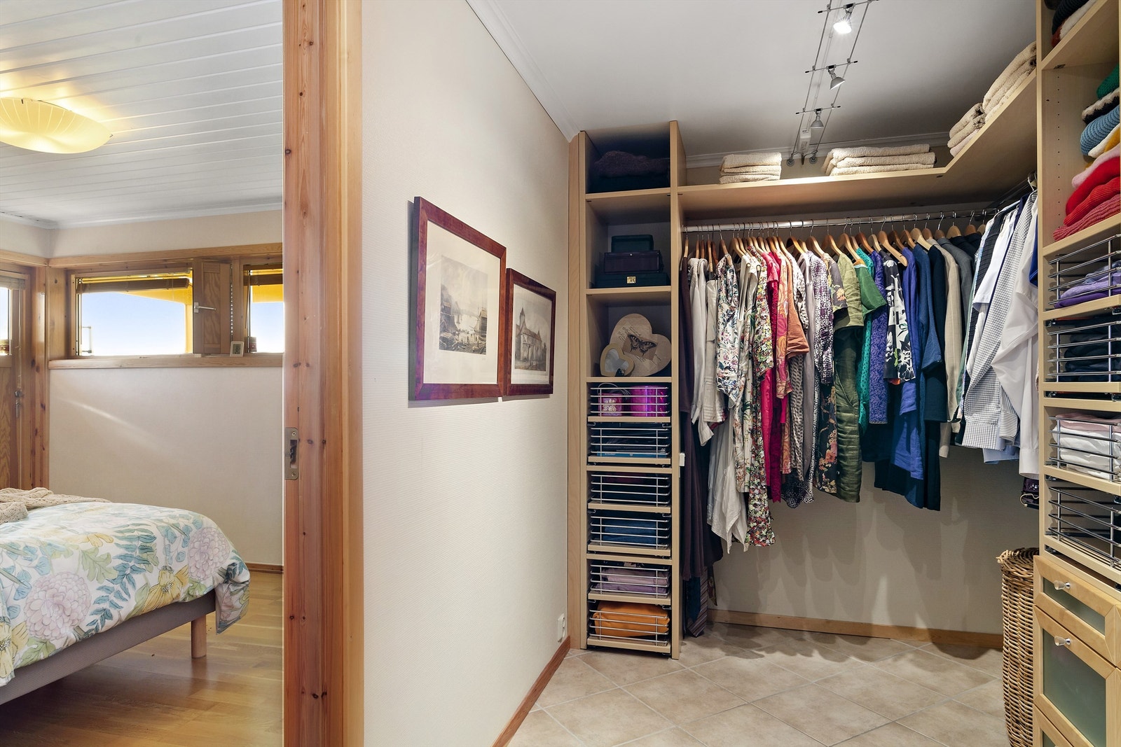 Hovedsoverom har eget walk-in-closet på 6,5 kvm med direkte adkomst til bad. Galleribilde