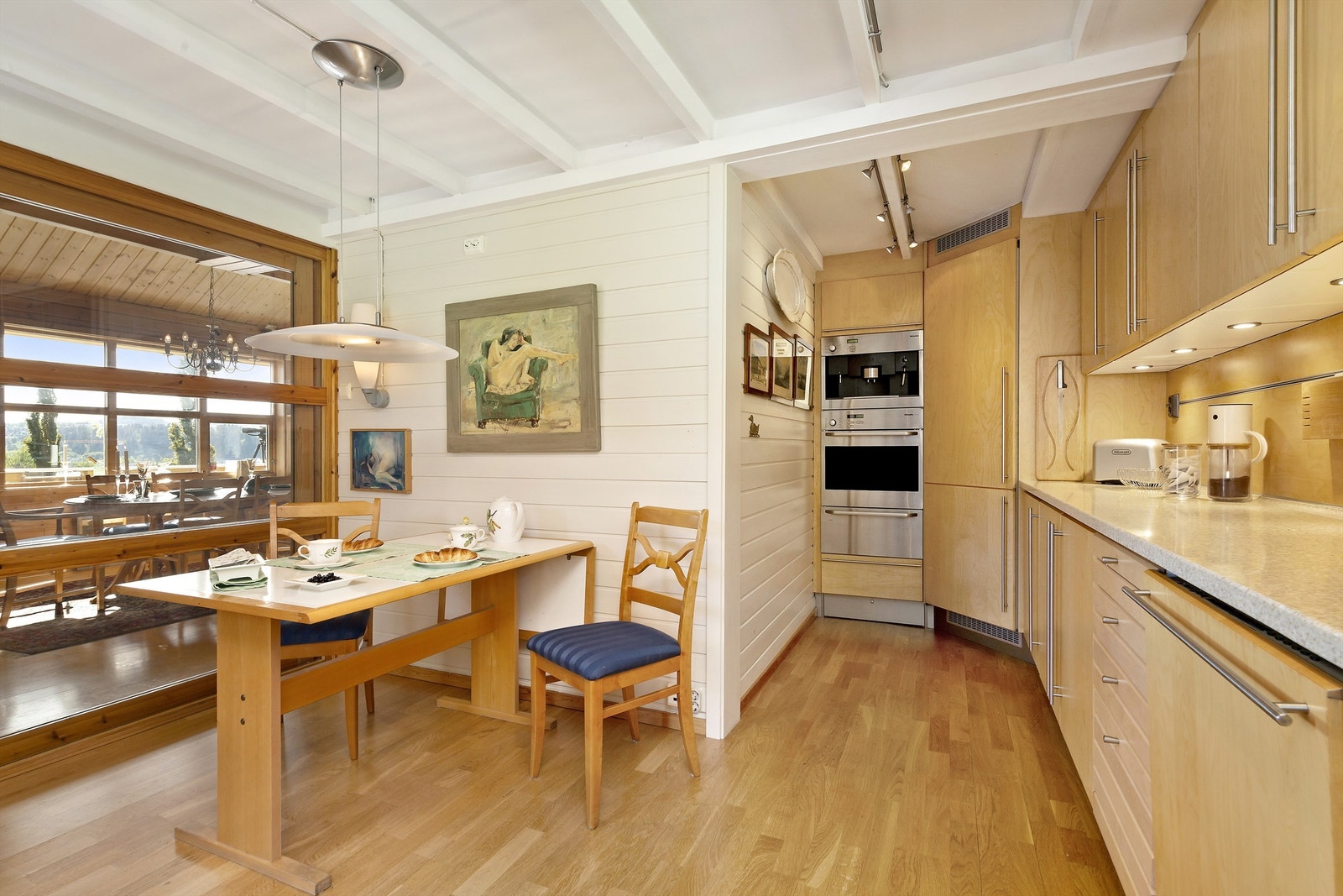 Integrerte hvitevarer som Miele kaffemaskin, kjøl- og fryseskap, stekovn, induksjon platetopp, oppvaskmaskin. Helstøpt Corian benkeplate og Gaggenau avtrekksvifte. Galleribilde