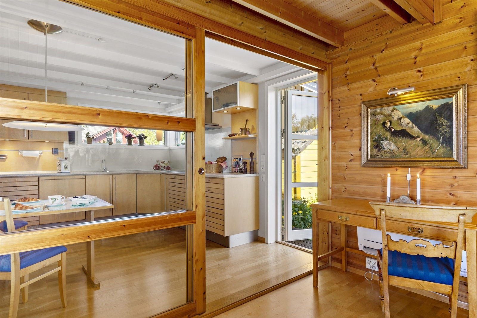 Skyvedør i glass gir et godt gjennomlys. Galleribilde