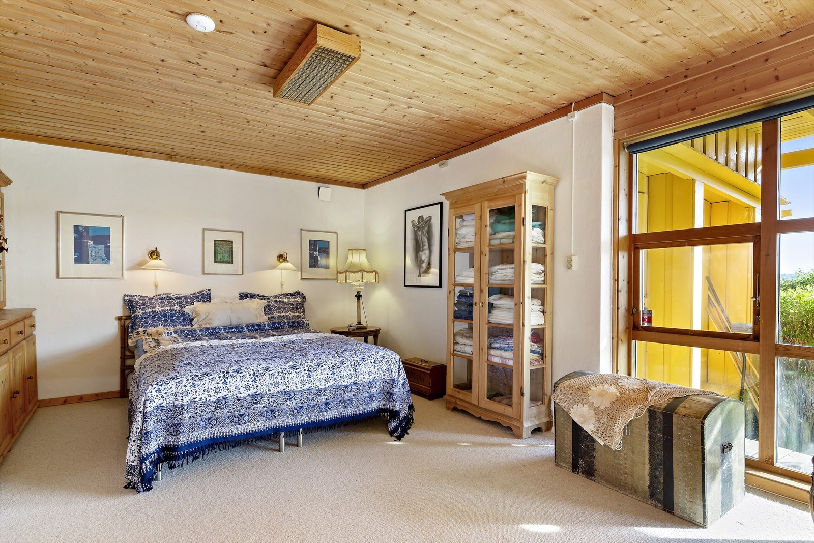 Stort soverom på 20 kvm, som også er godt egnet å bruke som stue e.l. Galleribilde