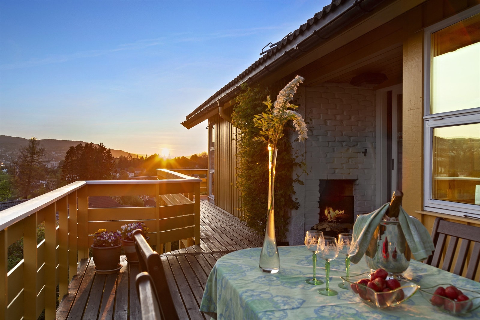 Helt unik beliggenhet. Storslagen utsikt med optimale solforhold. Utepeis. Galleribilde