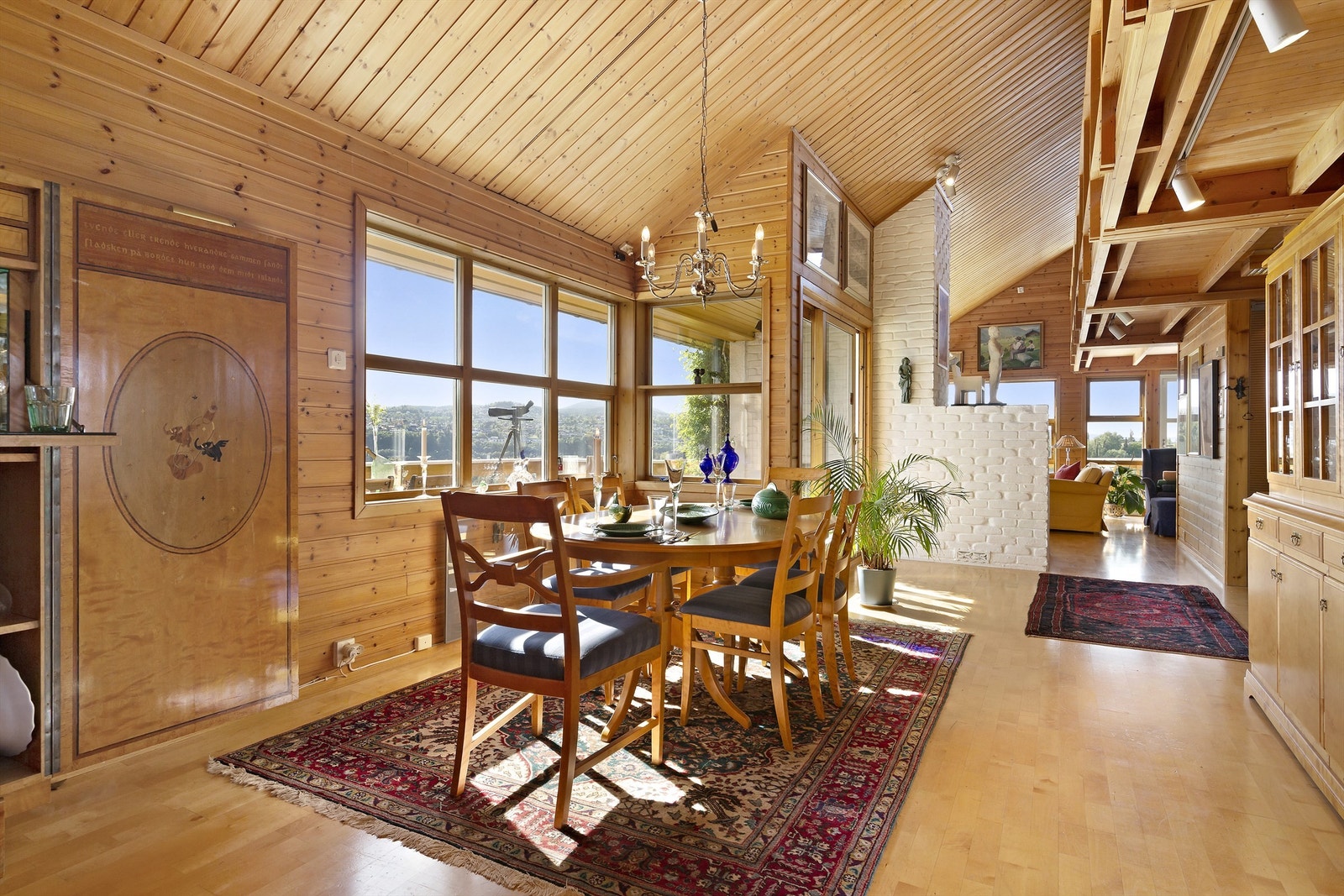 Fantastisk stue på 66 kvm, oppdelt i flere soner. Galleribilde