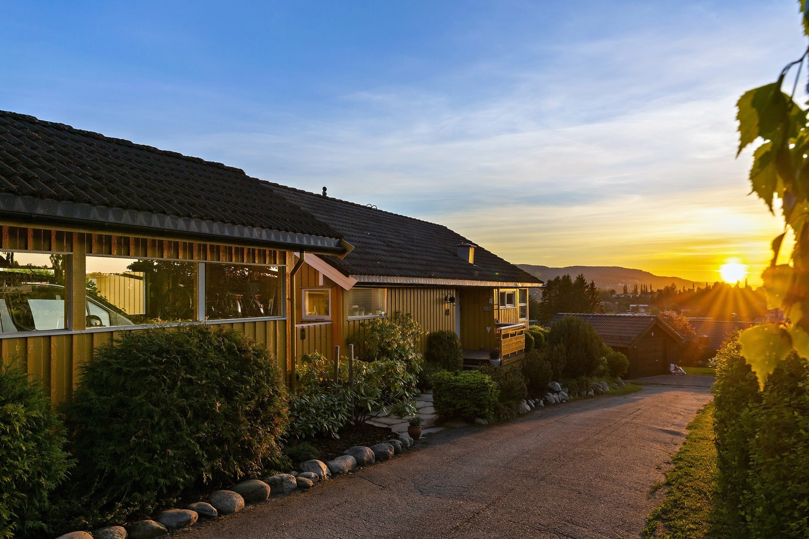Eiendommen bader i sol, til fantastiske solnedganger bak Fosenalpene. Galleribilde