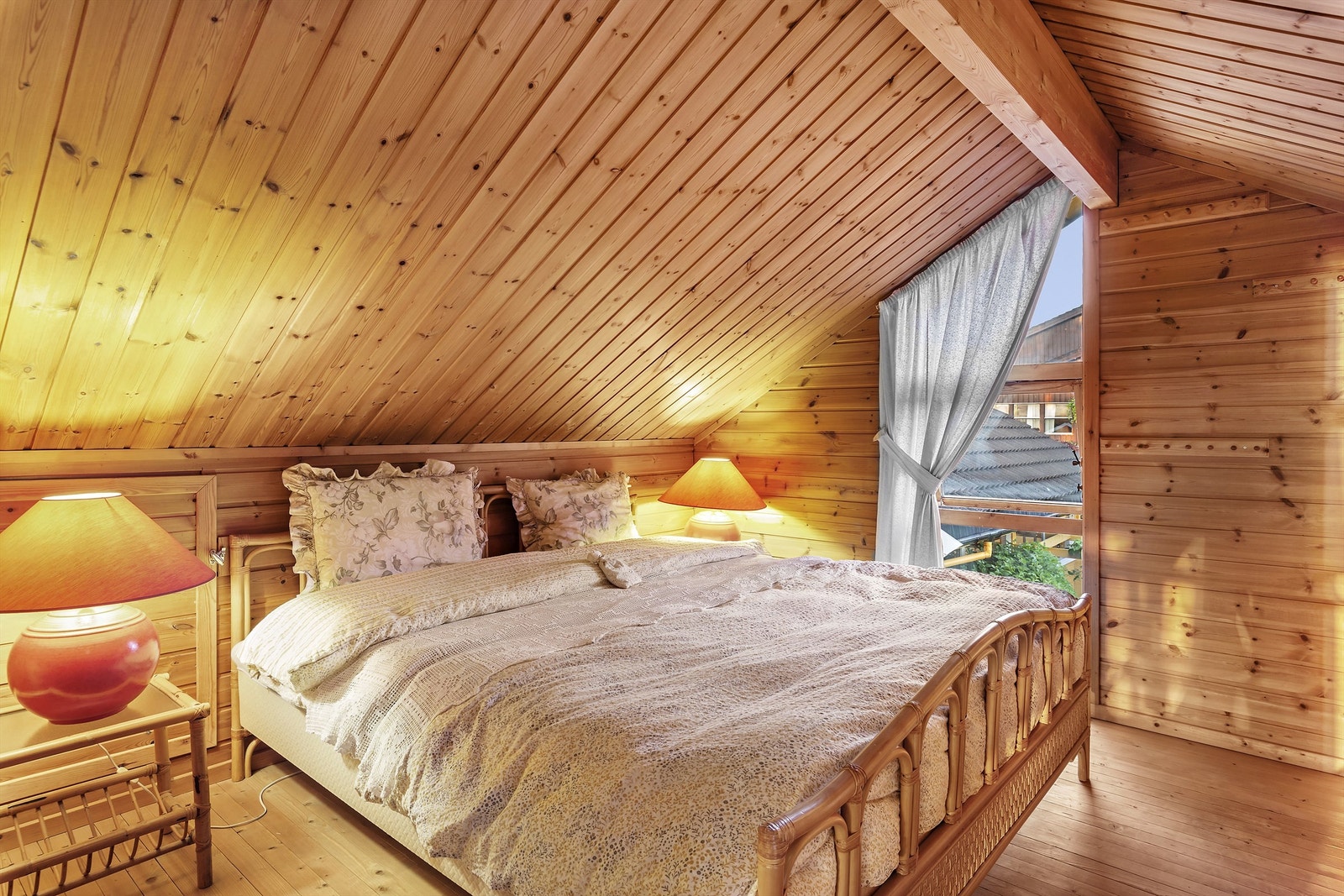 Boligen har 4 soverom, fordelt med et i loftsetasje og tre i sokkel. Galleribilde