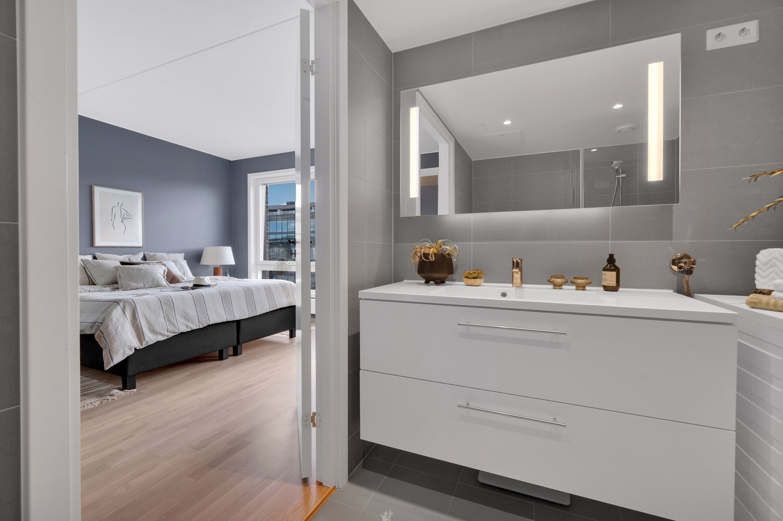 Delikat baderom i direkte tilknytning til soverom - her får du en skikkelig hotellfølelse hver dag Galleribilde