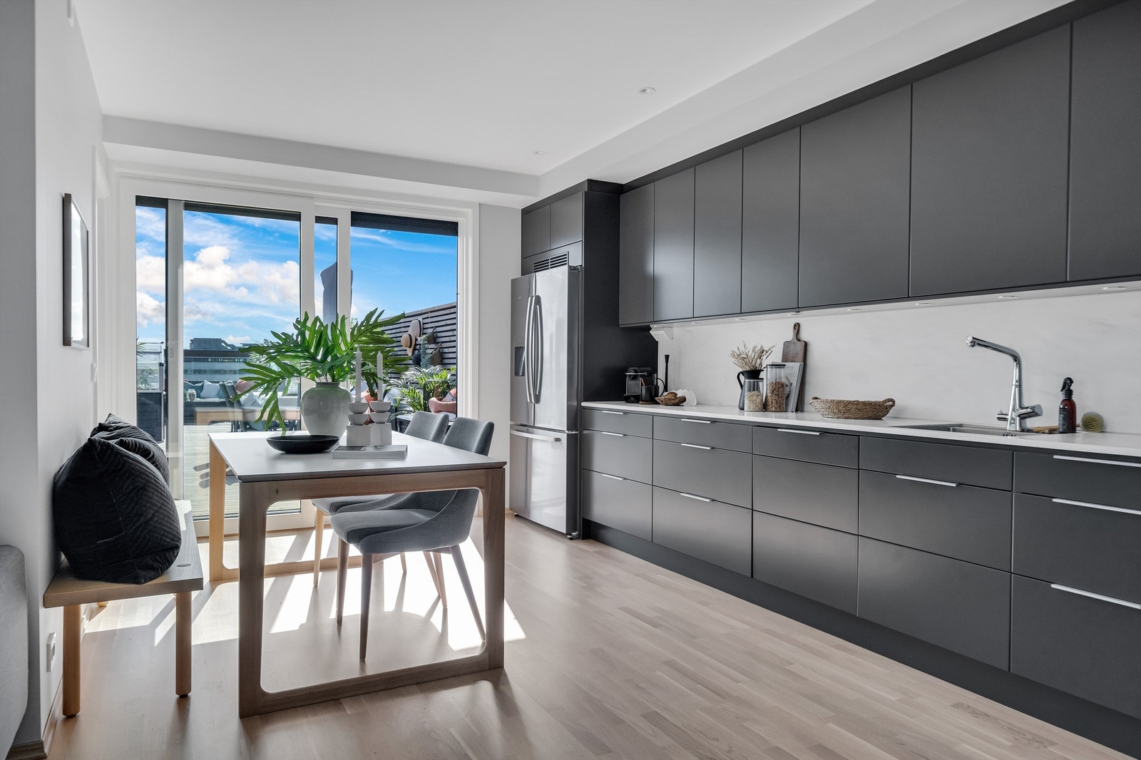 Åpen og svært påkostet kjøkkenløsning med moderne og stilren innredning med god skap- og benkeplass Galleribilde