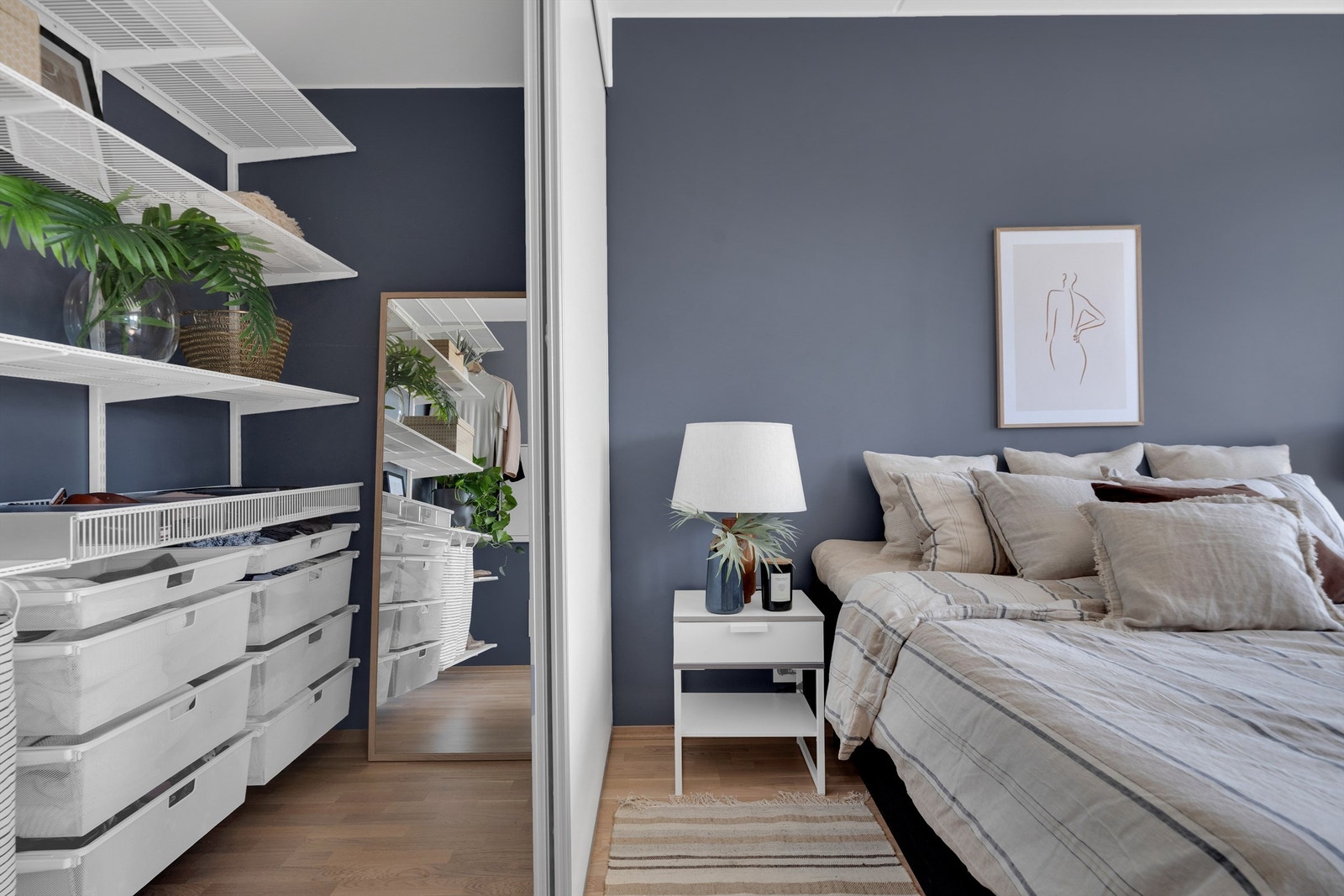 Praktisk omkledningsrom med skyvedører Galleribilde