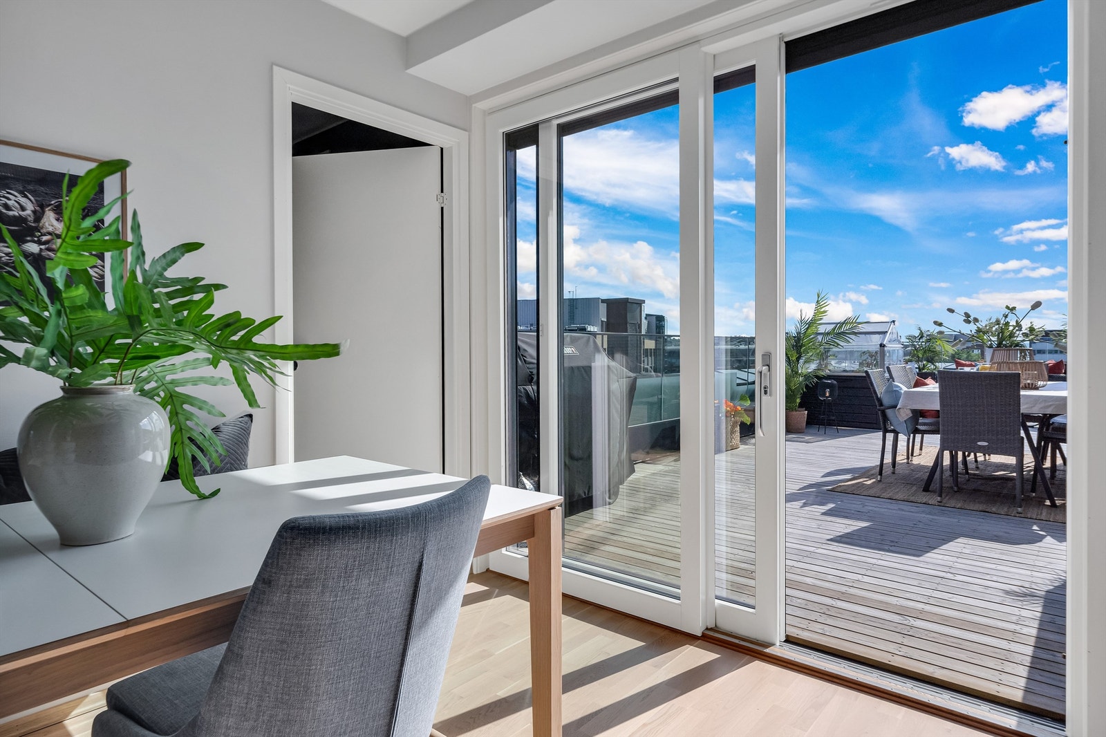 Direkte utgang til boligens takterrasse! Galleribilde