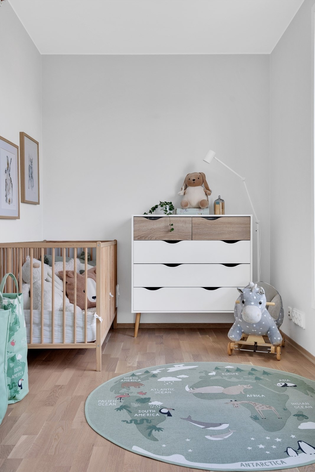 Grå farge på veggene og lekker tre-stavs eikeparkett på gulv Galleribilde