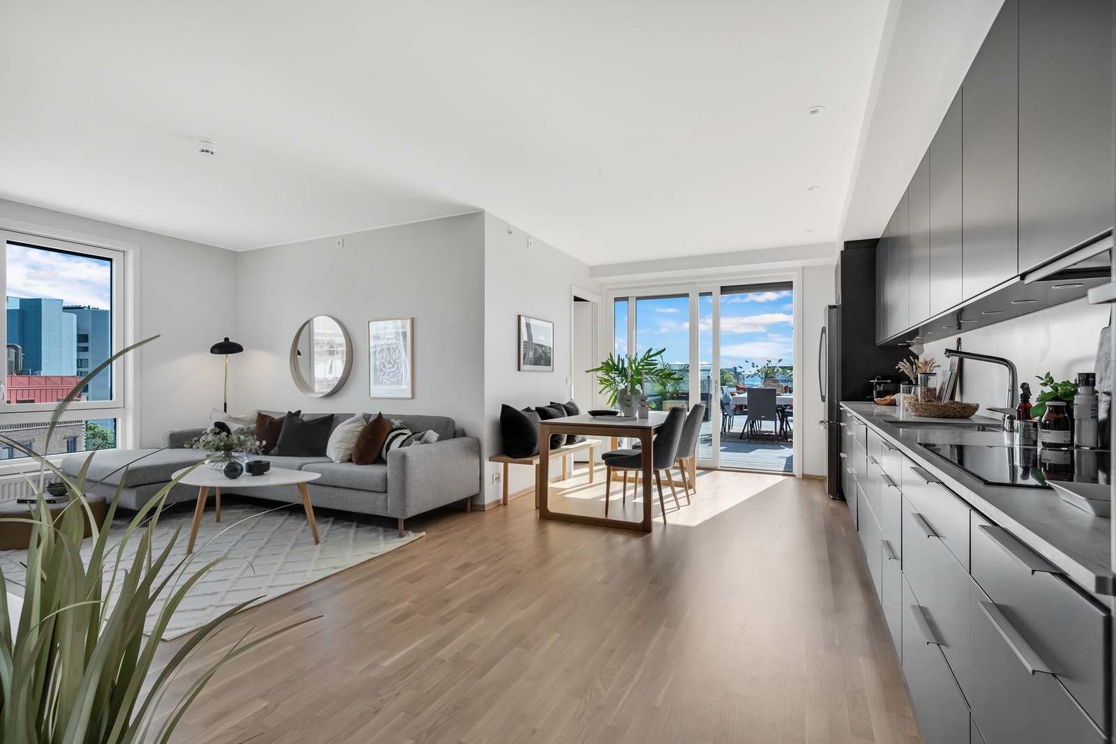 Det første som møter deg er store vindusflater og utsikt over Oslo by, noe som gir en god atmosfære Galleribilde