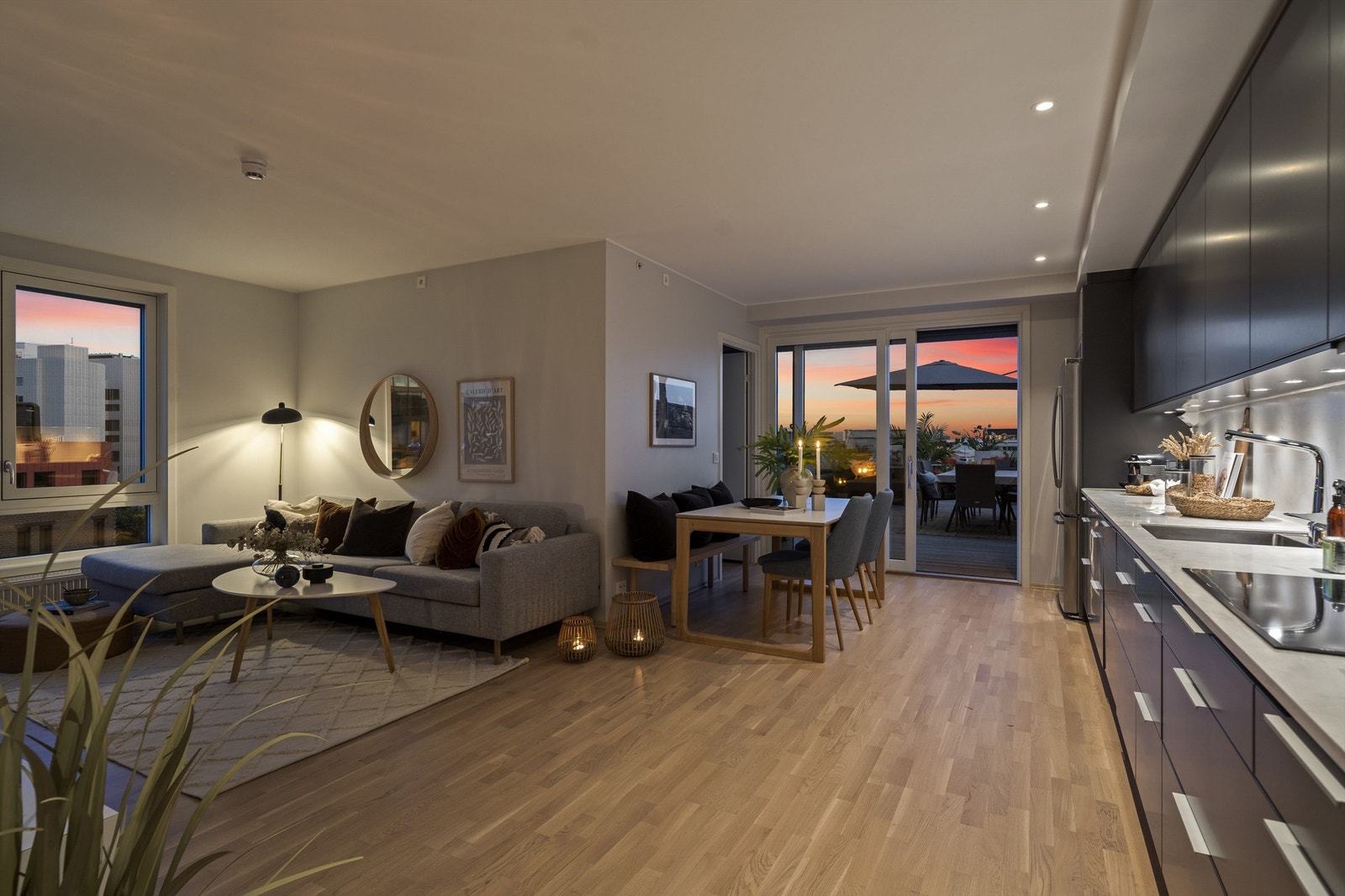 Den åpne kjøkkenløsningen oppleves behagelig - her har du en god kommunikasjon med stuen/spisestuen og en sosial løsning Galleribilde