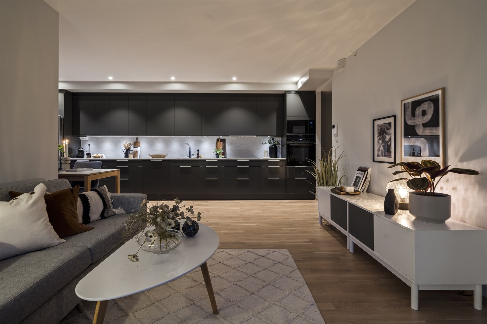 Rommet er svært romslig og har en "L" form hvor man med enkelthet kan innrede etter eget ønske og personlige stil Galleribilde