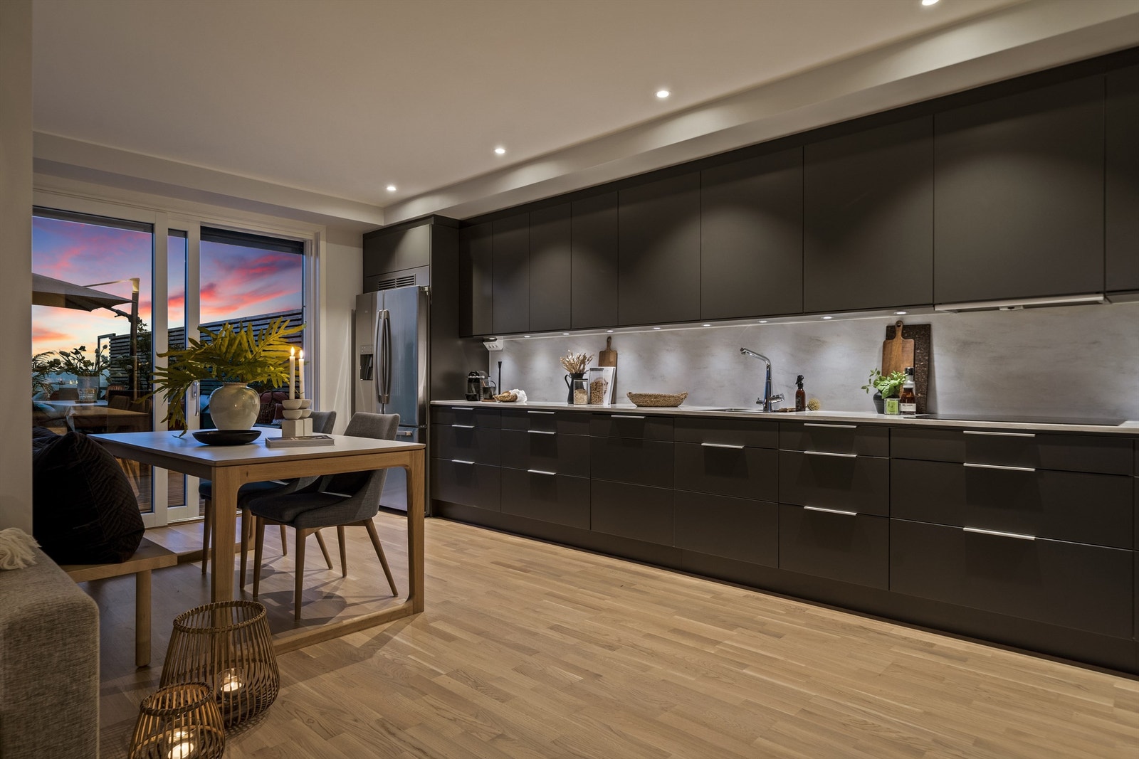 Boligen ha utvendig fjernstyrt solskjerming på alle vinduer og terrassedør Galleribilde