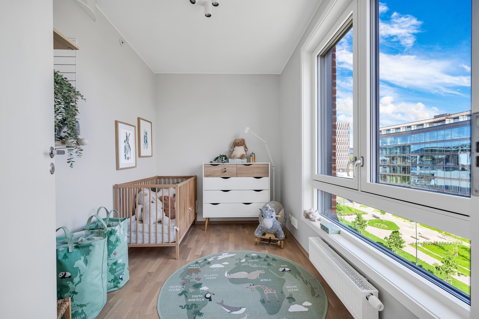 Det andre soverommet er også av god størrelse og er i dag innredet som barnerom Galleribilde