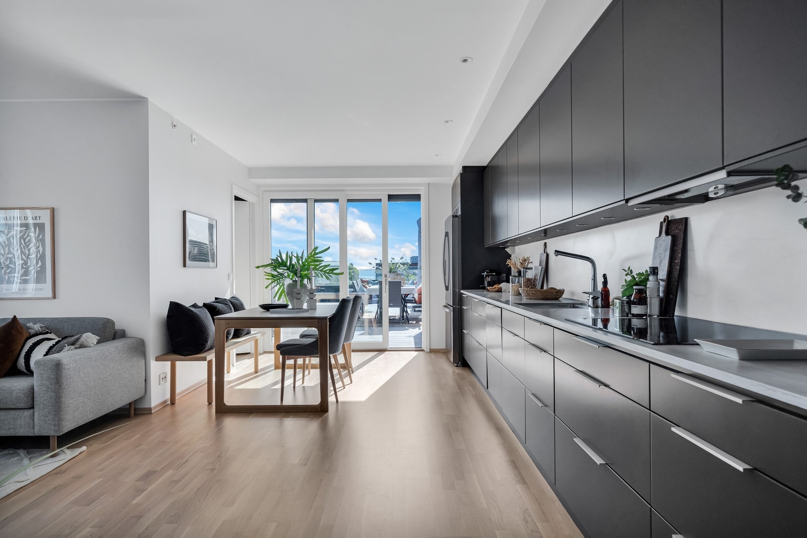 Lekker 4-roms hjørneleilighet med store vindusflater og masser av lysinnslipp! Galleribilde