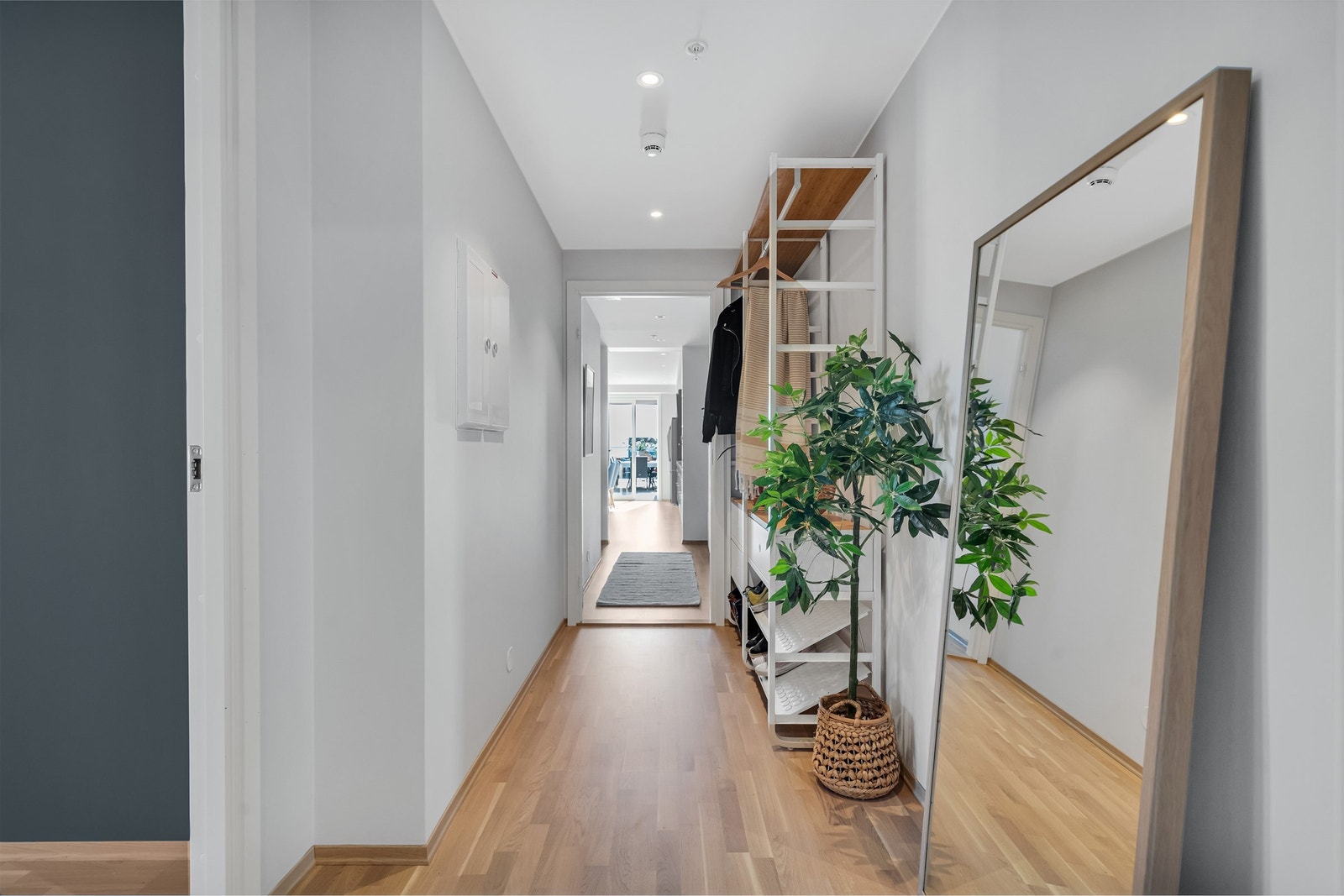 Det første som møter deg er en lun og innbydende entré, som gir et godt førsteinntrykk av leiligheten Galleribilde