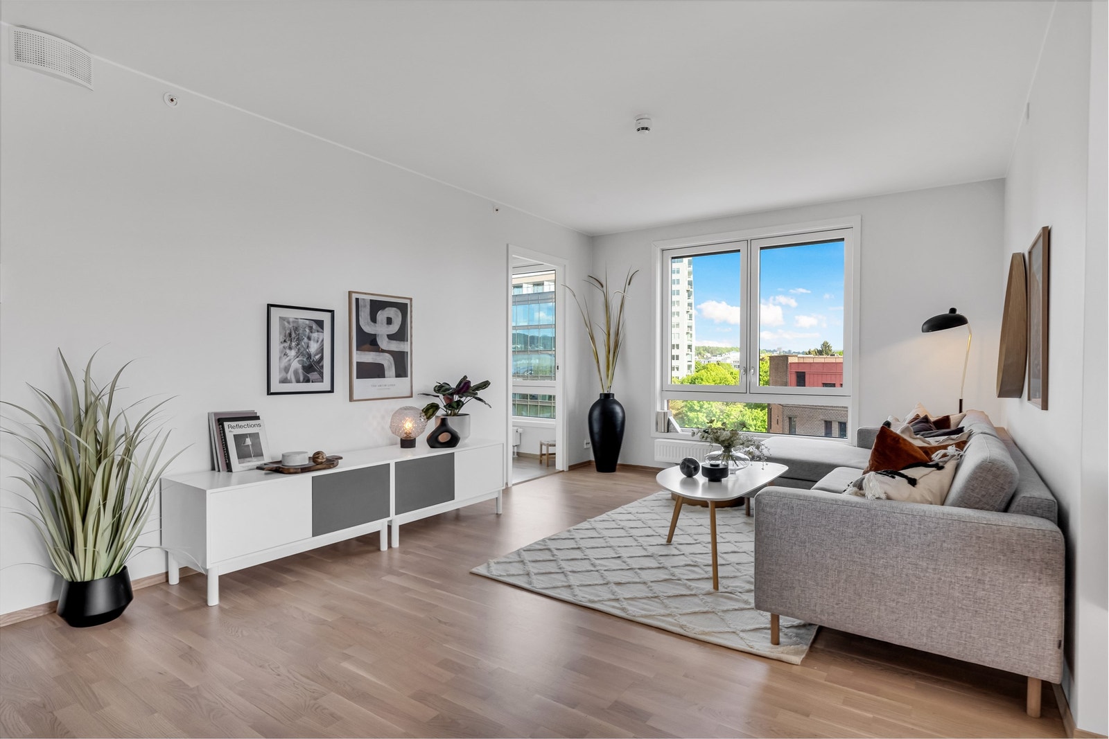 Her er det god plass til stuemøblement som en sofa med tilhørende salongbord og tv-seksjon Galleribilde