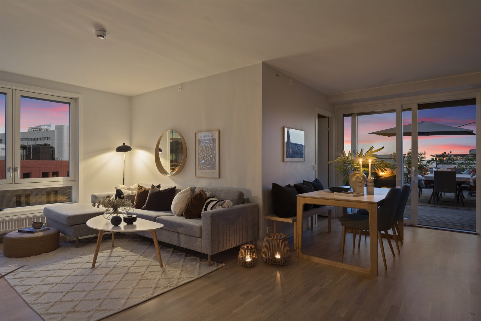 Siden leiligheten er beliggende høyt opp i etasjene er det lite direkte innsyn til boligen Galleribilde