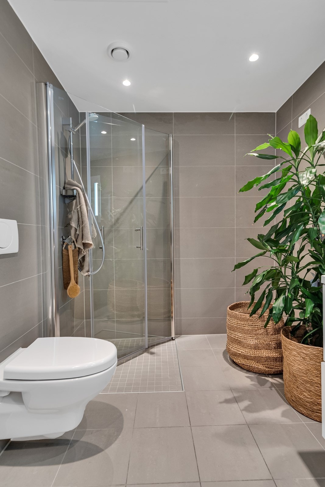 Vegghengt toalett og dusjhjørne med innfellbare dører i herdet glass Galleribilde