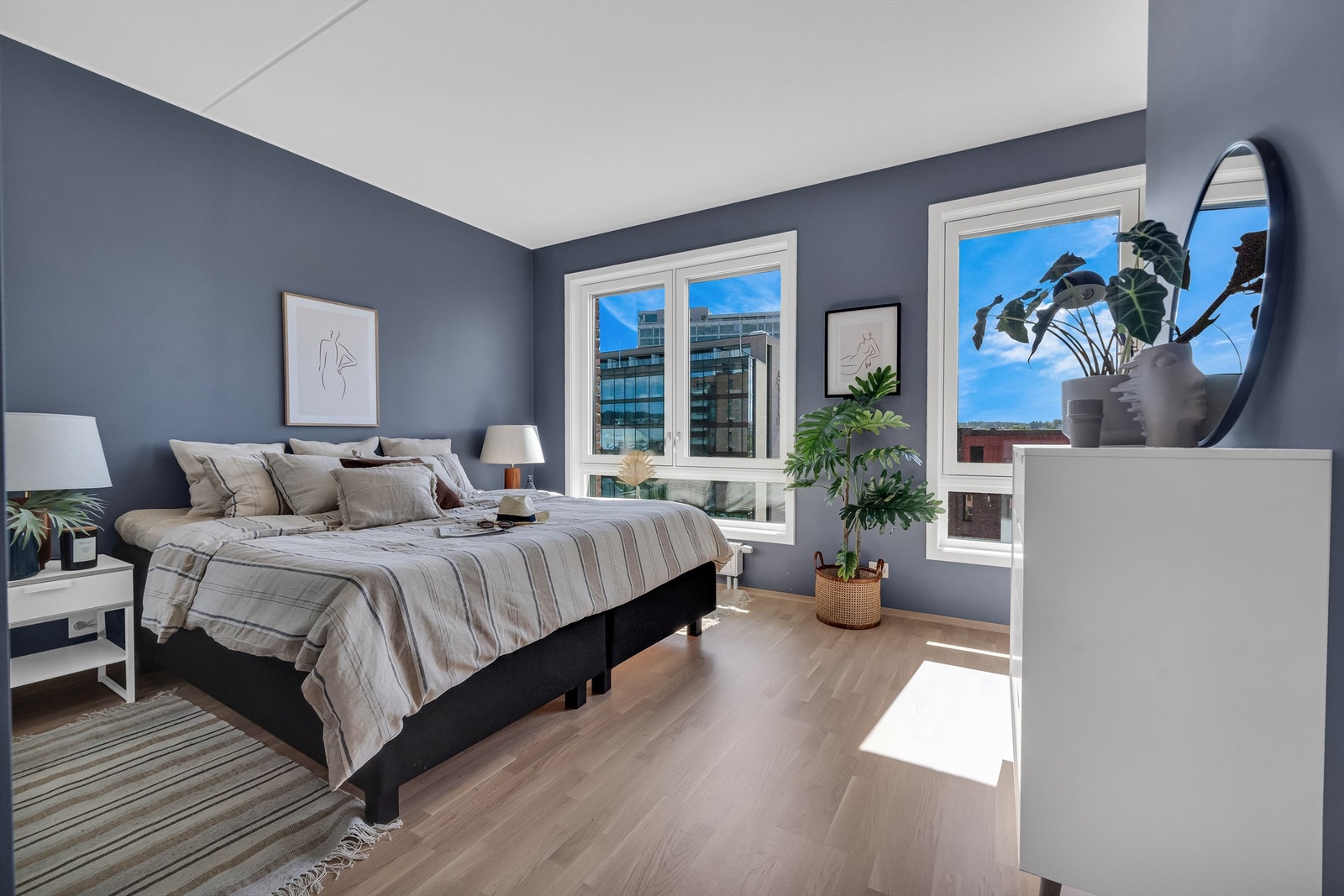 Delikat innredet med stor dobbeltseng og tilhørende nattbord Galleribilde