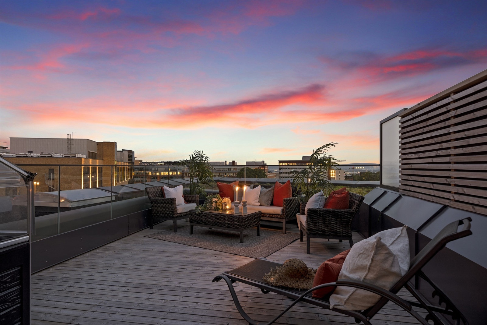 Rolig og idyllisk utsikt over et nyere og moderne område under rivende utvikling Galleribilde