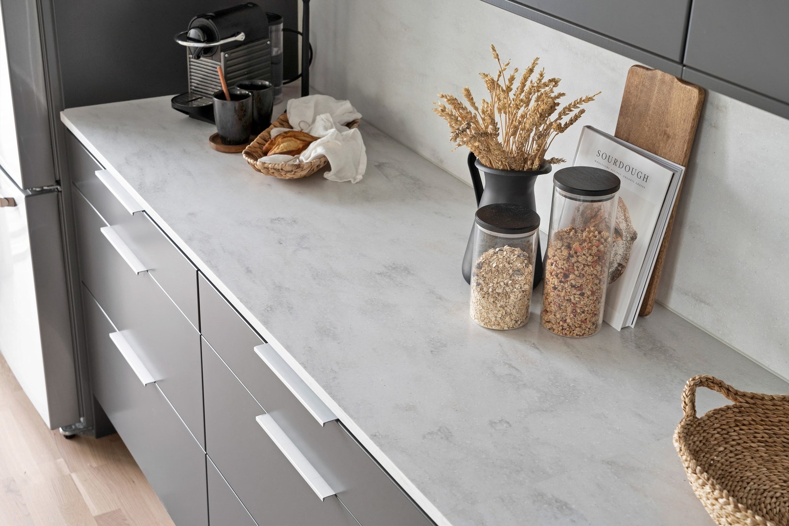 Corianplate, belysning og stikkontakter mellom benk og overskap Galleribilde