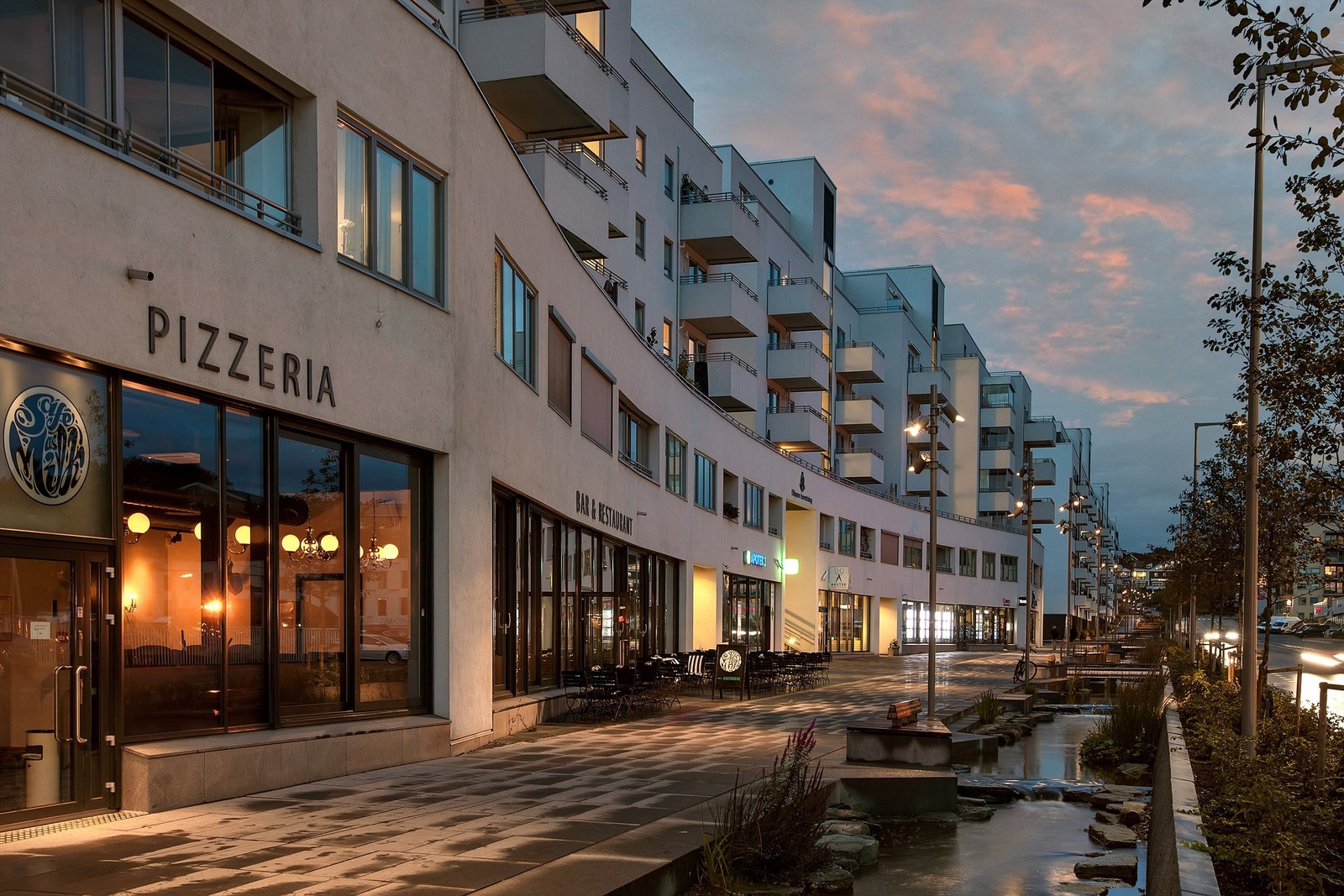 I Gladengveien finner du blant annet Kiwi, Rema1000, apotek og spisestedet "Safe as Milk" Galleribilde