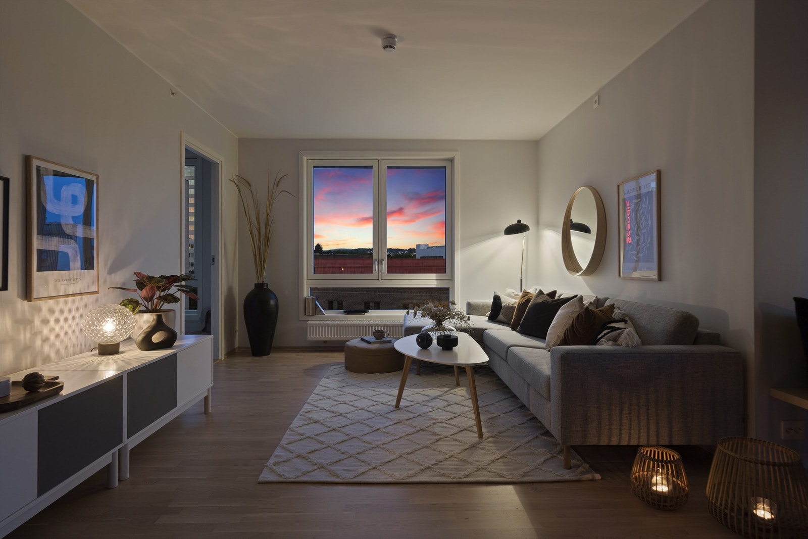 Svært hyggelig sofakrok med en avslappende atmosfære i skumringen. Galleribilde