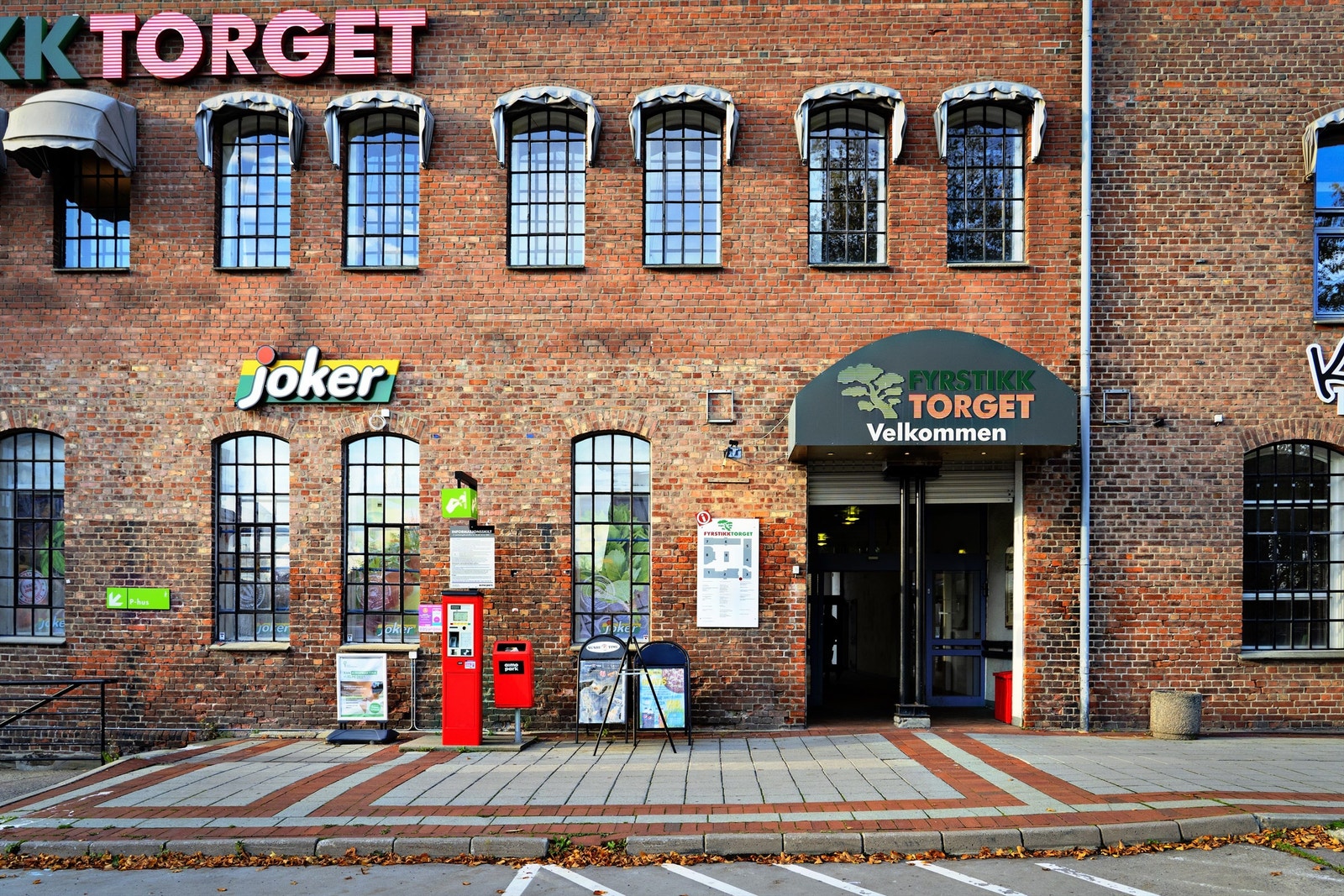 Søndagsåpen Jokerbutikk rett "over gaten" på Fyrstikktorget Galleribilde