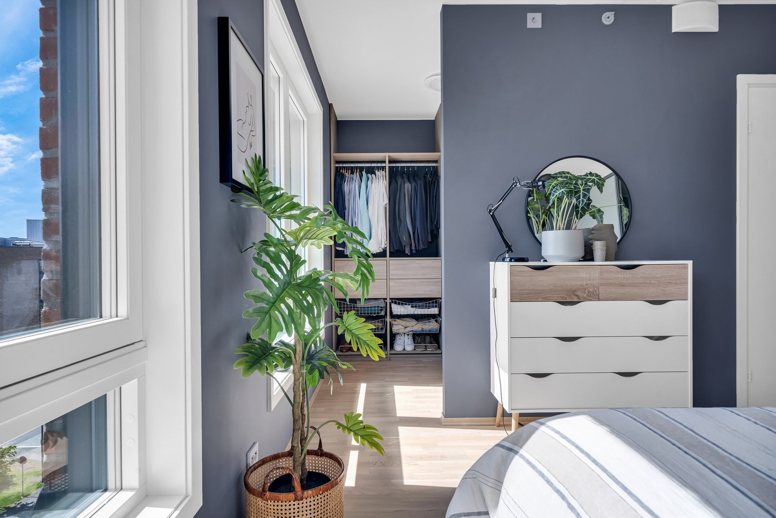 Direkte tilgang til privat baderom og romslig walk-in løsning Galleribilde