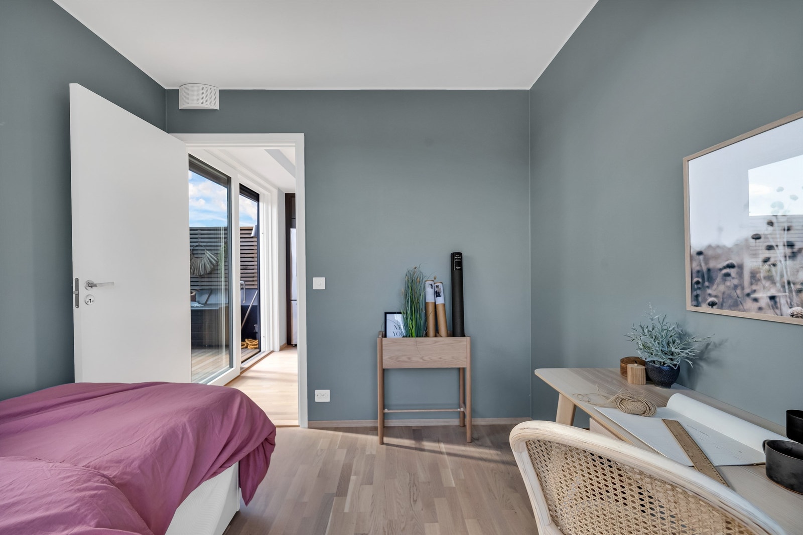 Også her er det en lekker, tre-stavs eikeparkett på gulv og grønnmalte veggflater Galleribilde