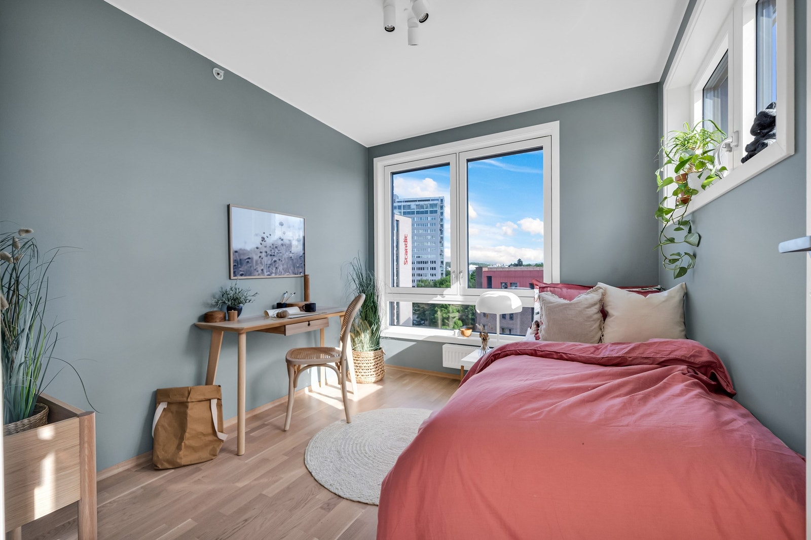 Boligens tredje soverom er også av fin størrelse og passer utmerket som gjesterom, barnerom eller kontor Galleribilde