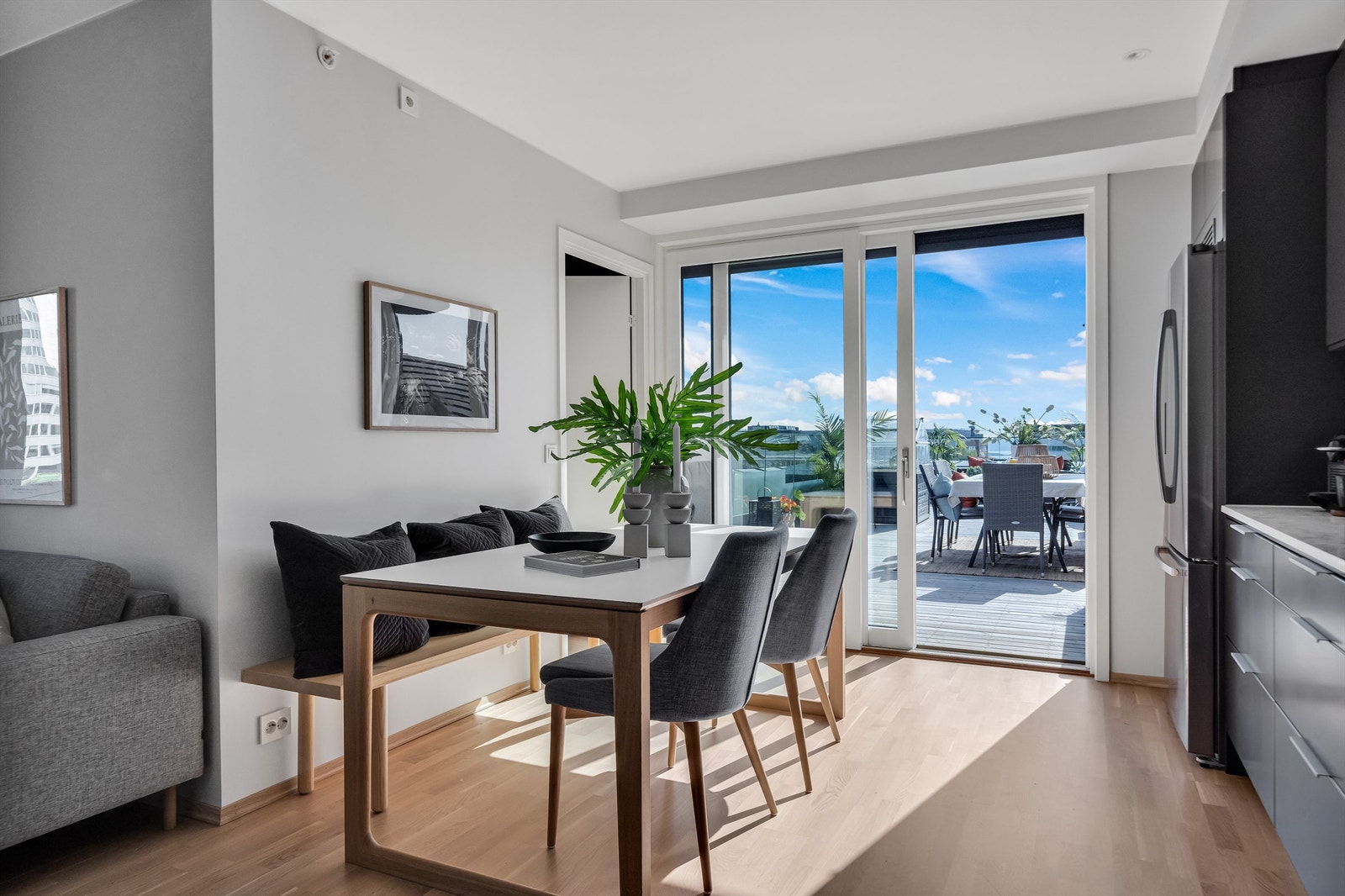 Den åpne kjøkkenløsningen oppleves behagelig - her har du en god kommunikasjon med stuen/spisestuen og en sosial løsning Galleribilde