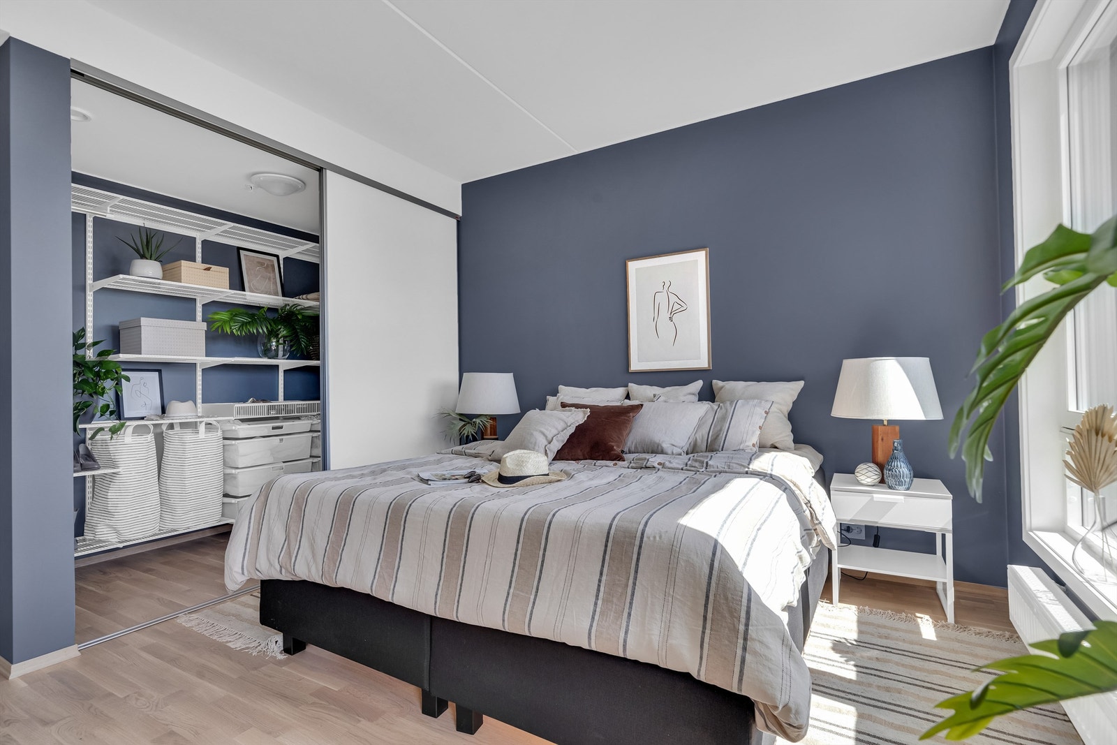 Masser av oppbevaring i omkledningsrom Galleribilde