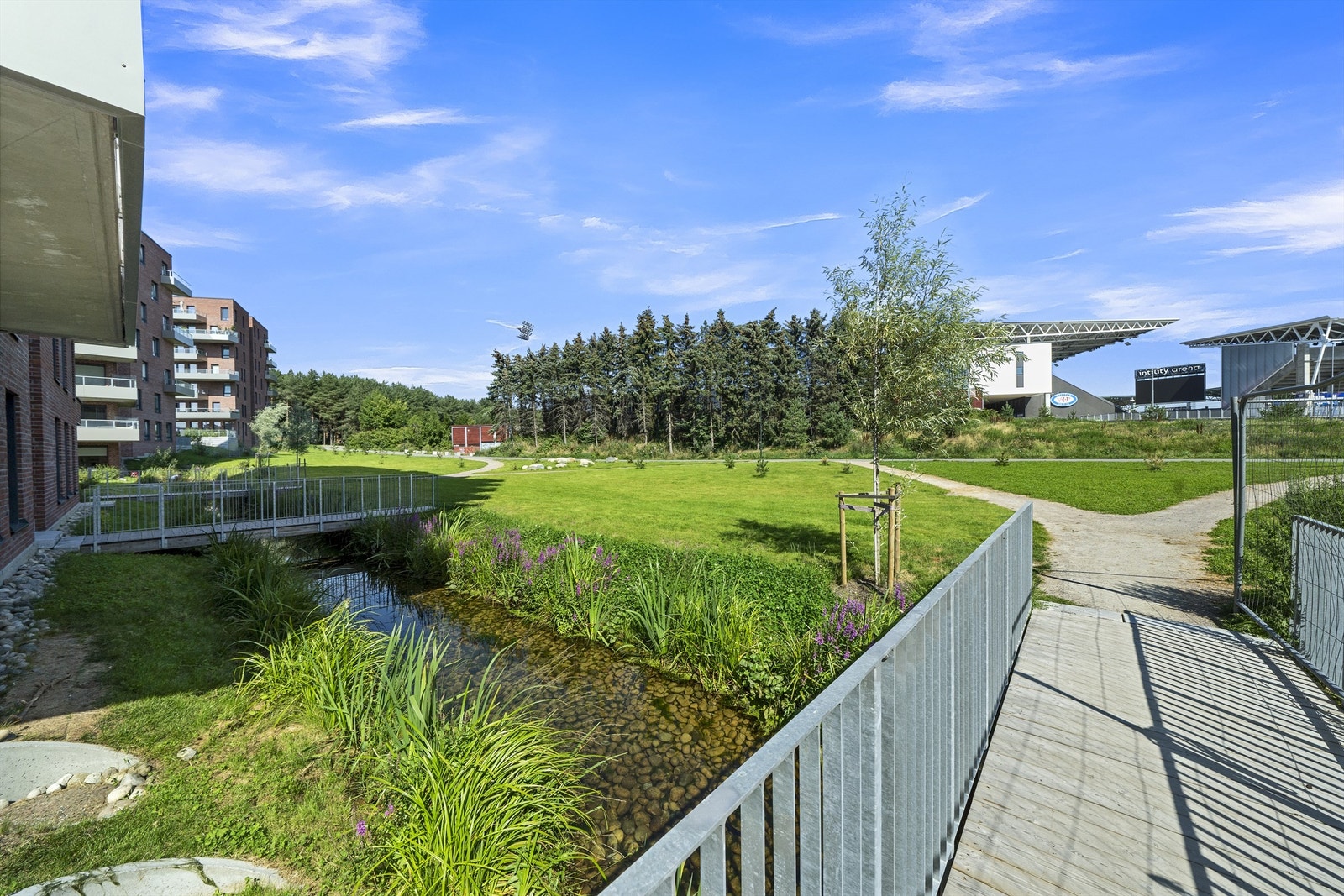 Hyggelig gangsti over parkdrag mot Intility Arena Galleribilde