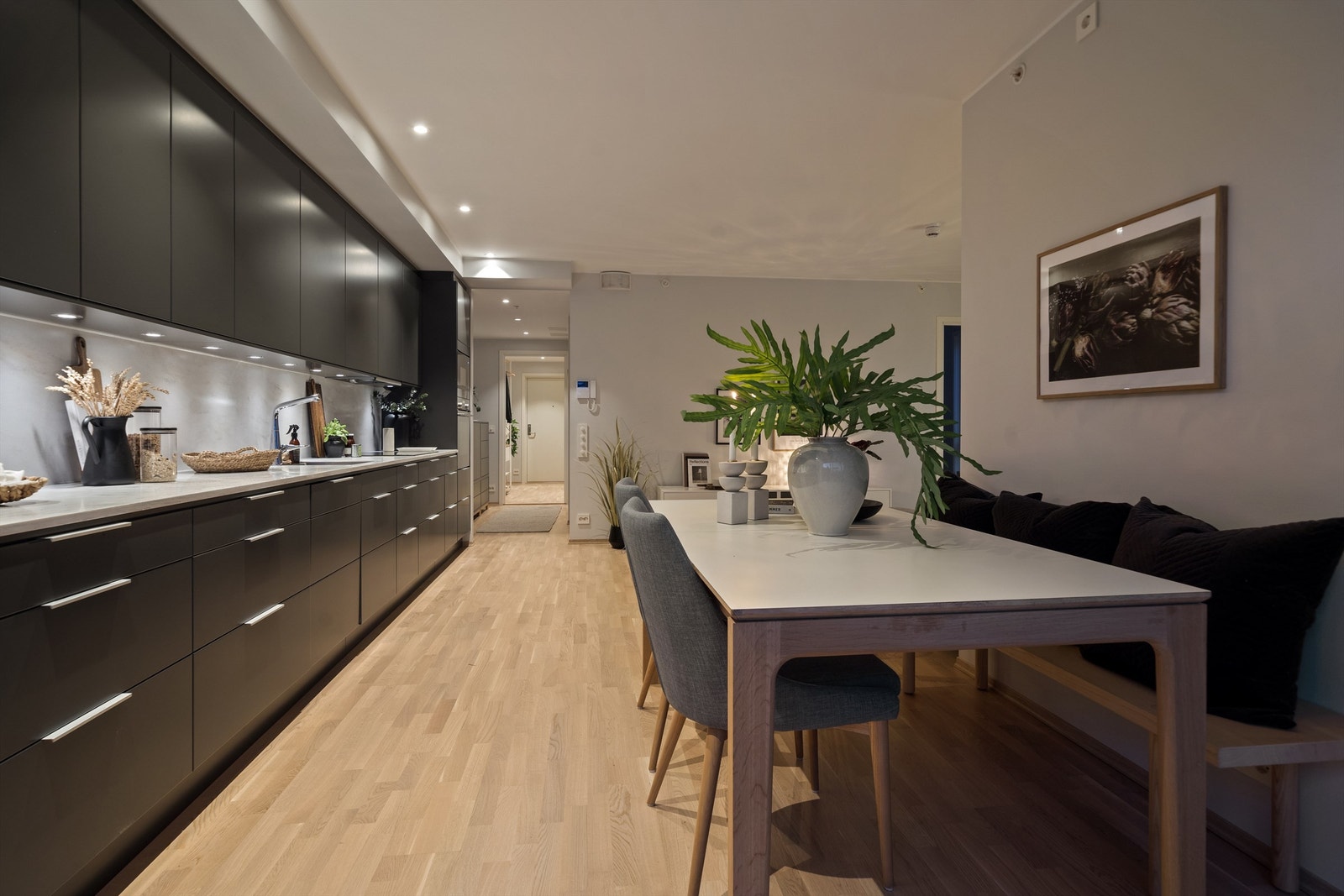 En slik type kjøkkenløsning tilfredsstiller mange behov, for deg som ønsker mye benk- og skapplass og for deg som ønsker et åpent og sosialt rom Galleribilde