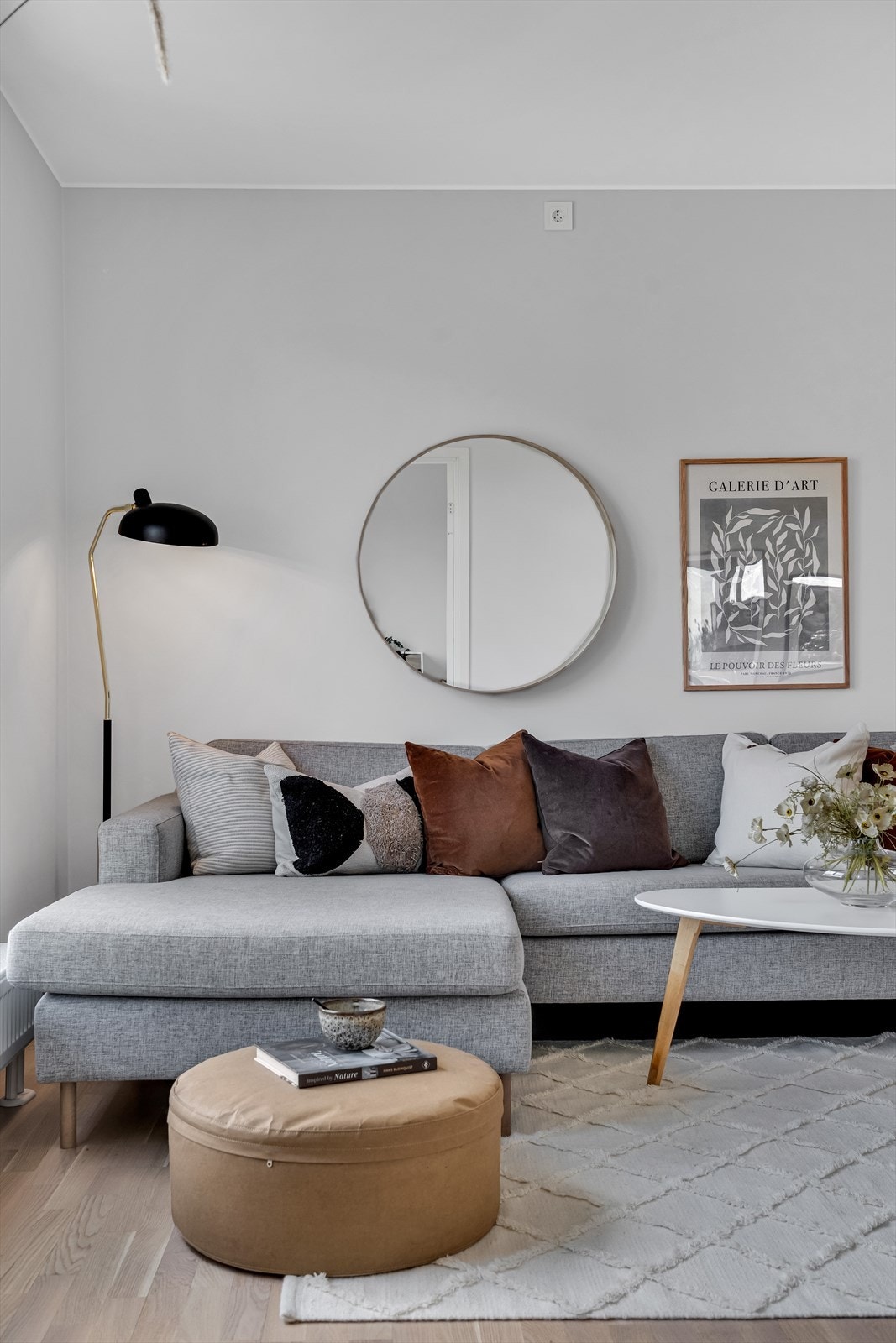 Tiltalende og moderne sofakrok med en lun og luftig romfølelse Galleribilde