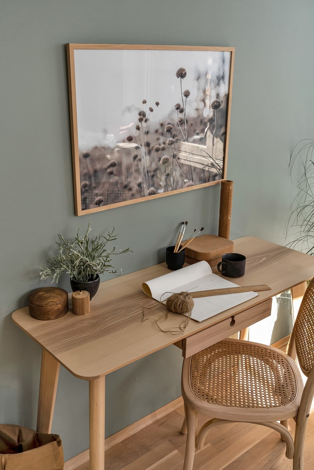 Lunt soverom med vindu på to vegger som gir masser av lys Galleribilde