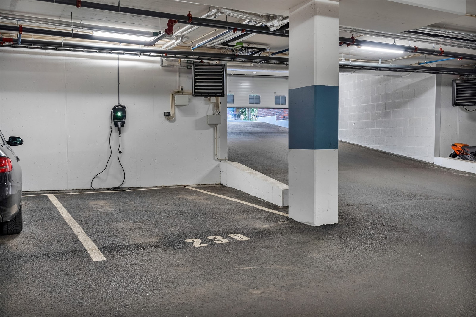 Garasjeplass med el-bil lader Galleribilde