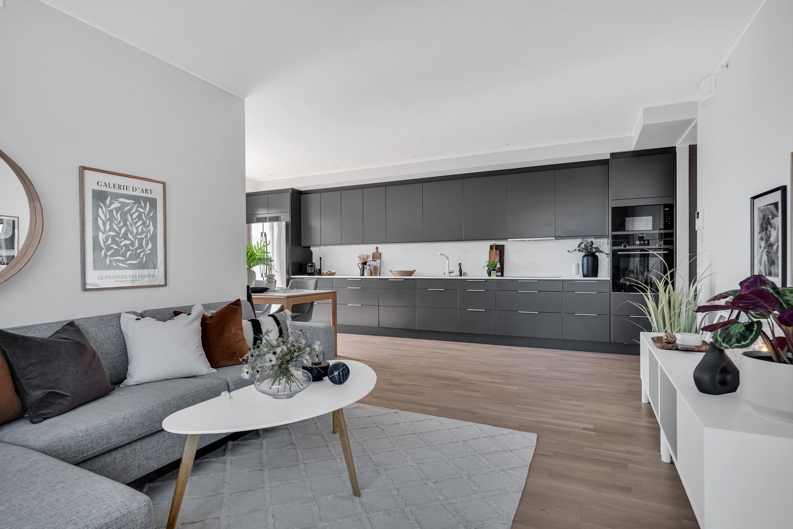 Pen stue i åpen løsning med kjøkkenet Galleribilde