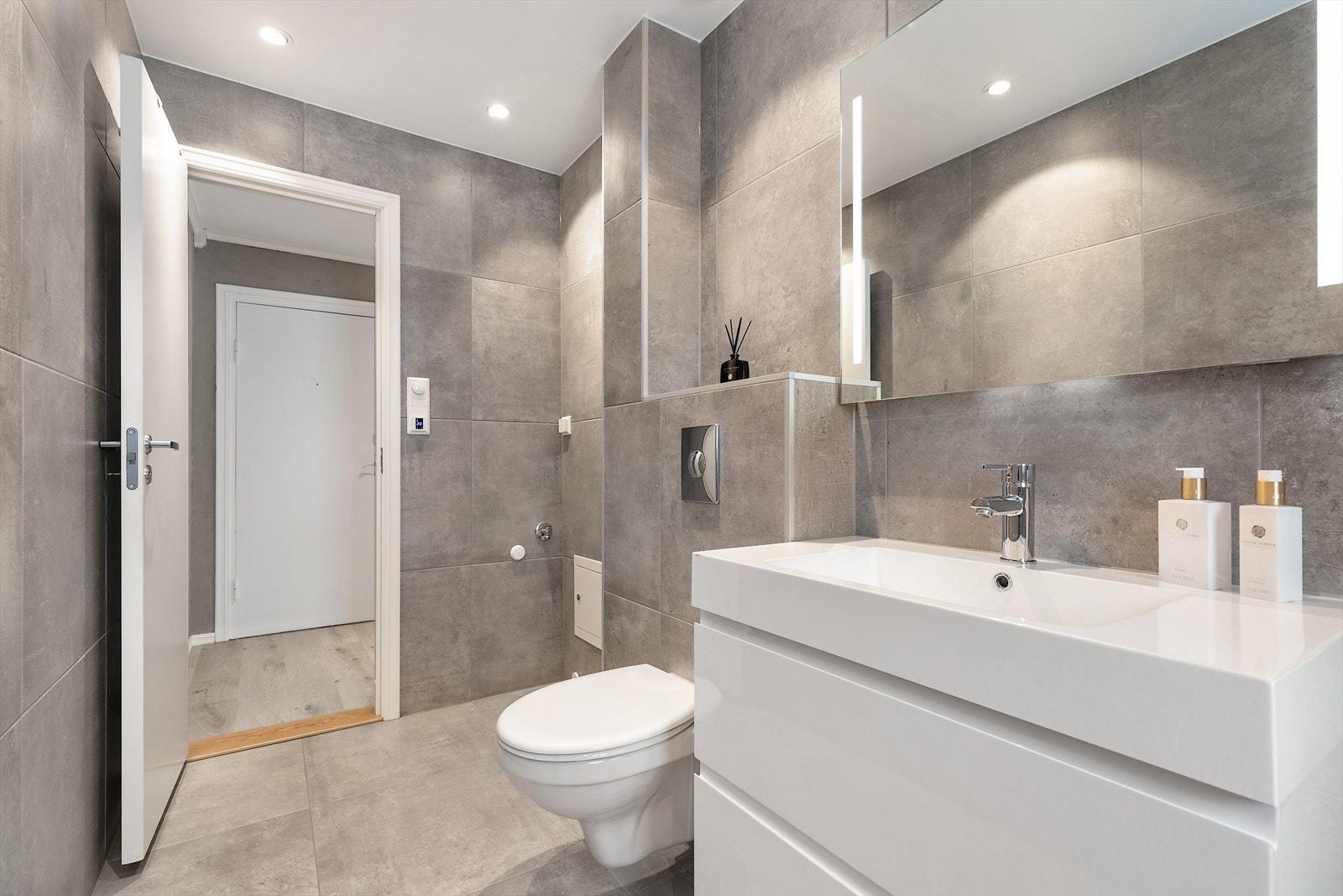 Badet har god belysning med downlights i himling samt speil med belysning. Galleribilde