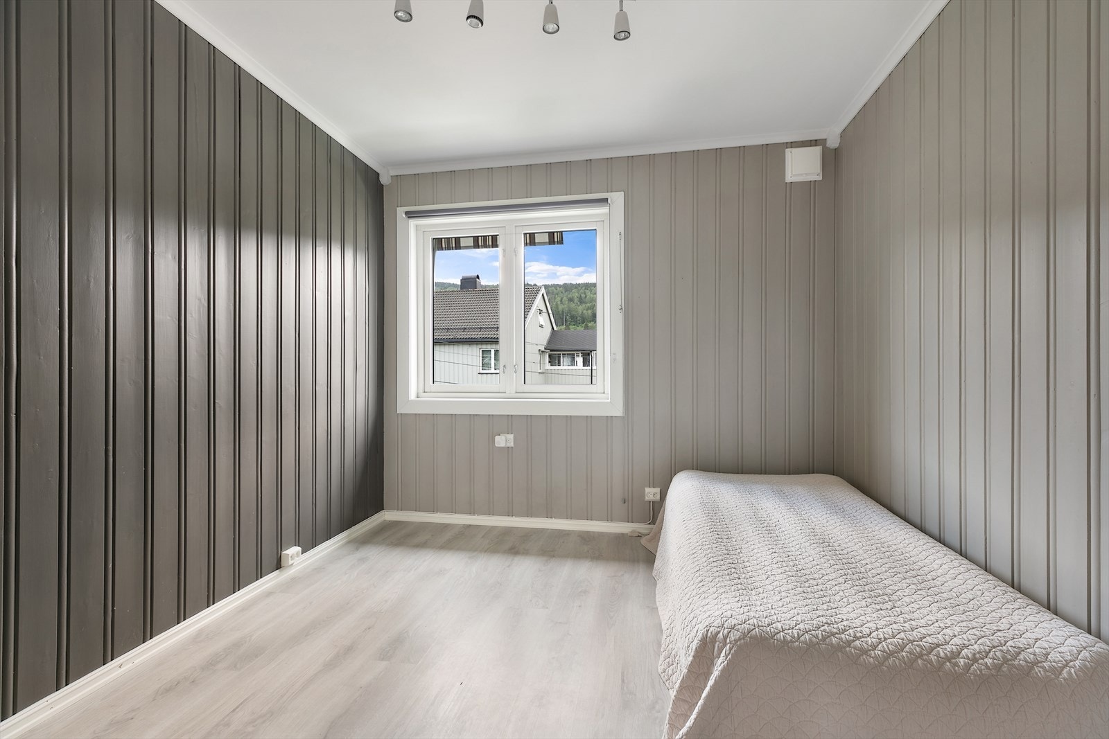 Soverom nr. 2 er romslig med god plass for dobbeltseng. Galleribilde