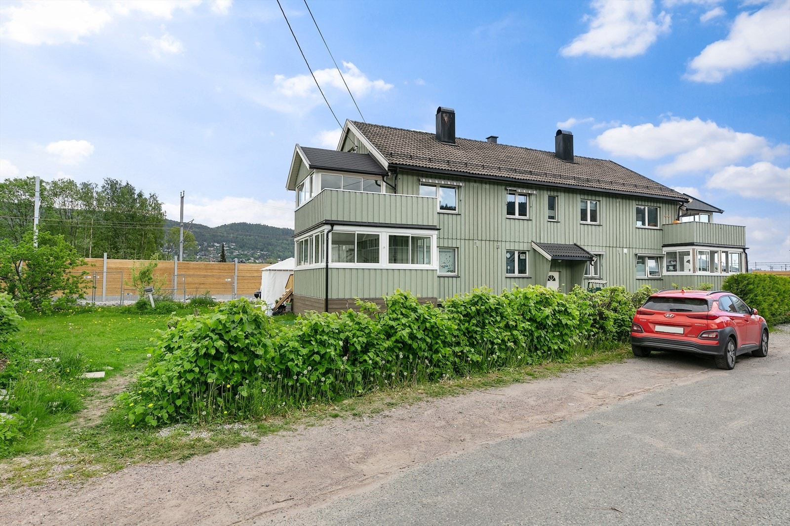 Eiendommen har felles hage med gressplen og noe beplantning. Galleribilde