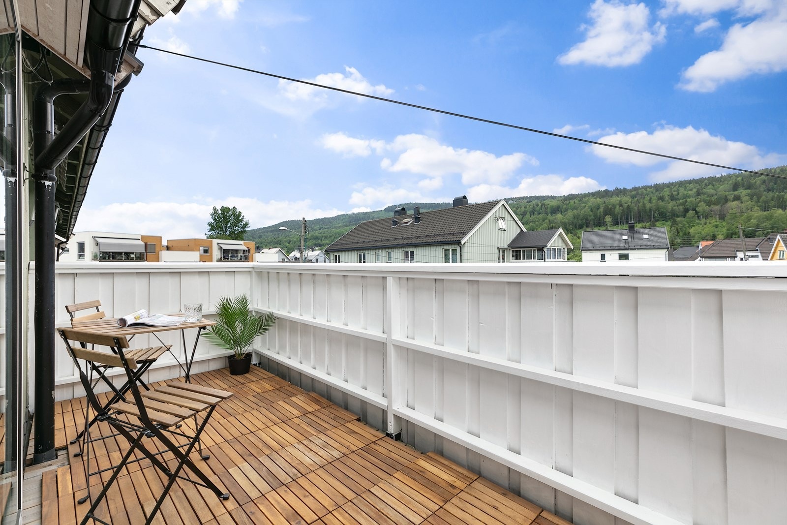 Terrasse med god plass for utemøblement. Galleribilde