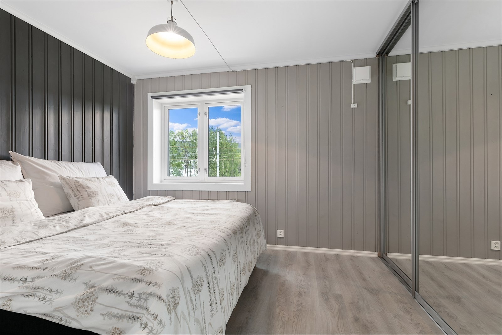 Hovedsoverom er romslig med god plass for dobbeltseng og skyvedørgarderobe. Galleribilde