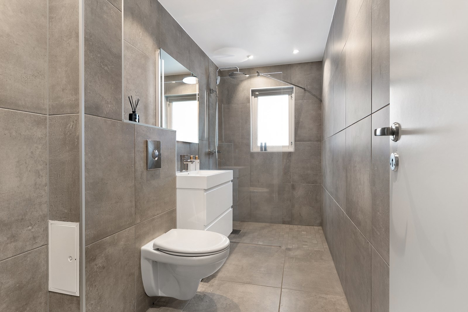 Badet er meget lekkert og inneholder romslig dusj. Galleribilde