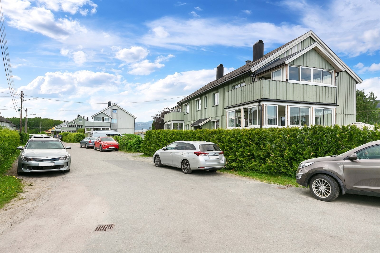 Boligen er blitt oppgradert med nye utvendige vegger mot jernbanen samt støydempende vinduer og innglasset balkong. Galleribilde
