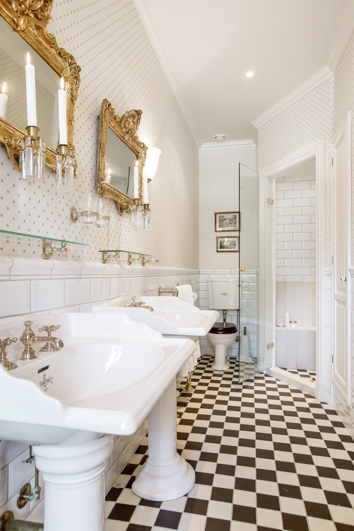 Bad med servanter og dusj- og steambad Galleribilde